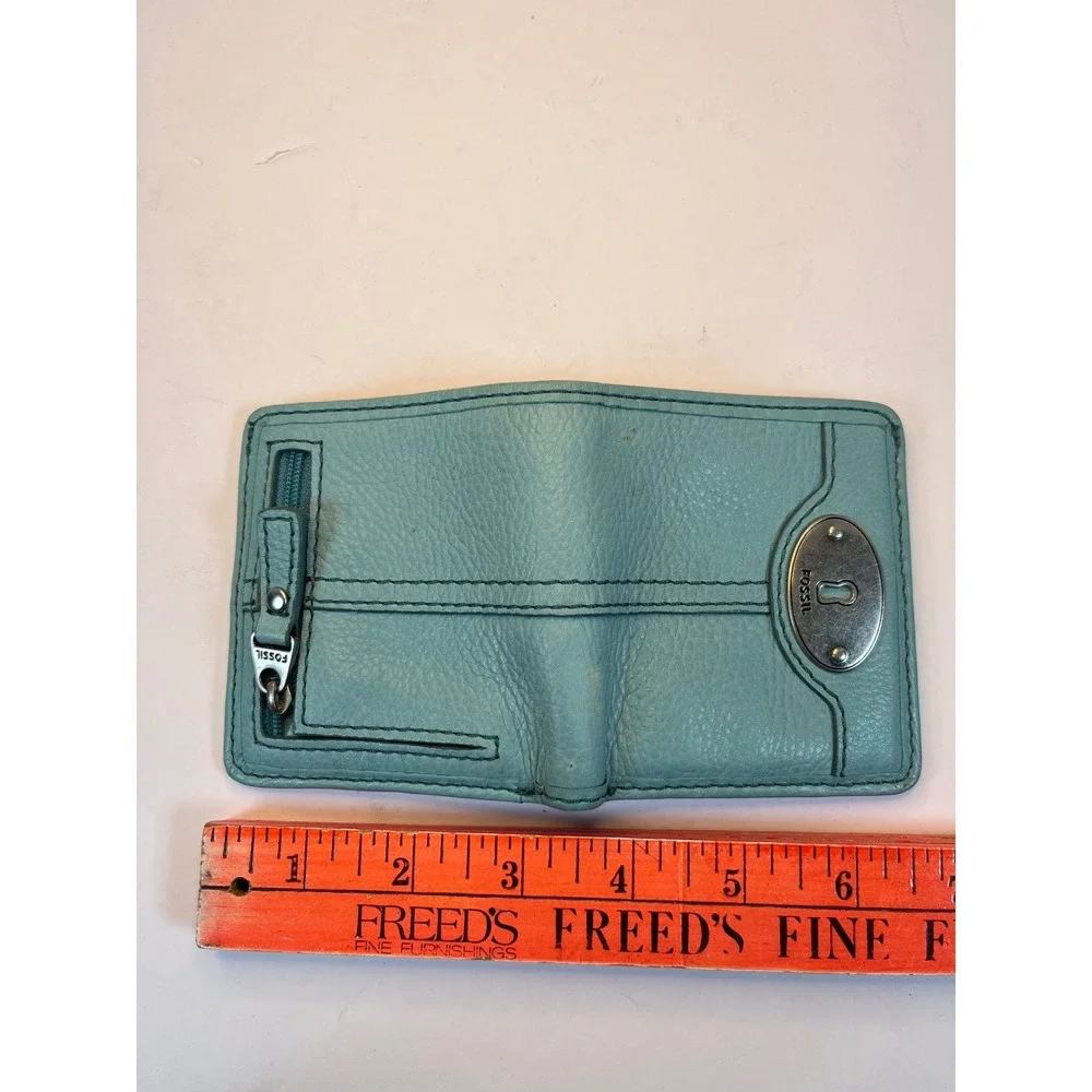 Fossil Blue Pebbled Leather Small Bifold Wallet Keyhole Logo Plate Zipper Pocket